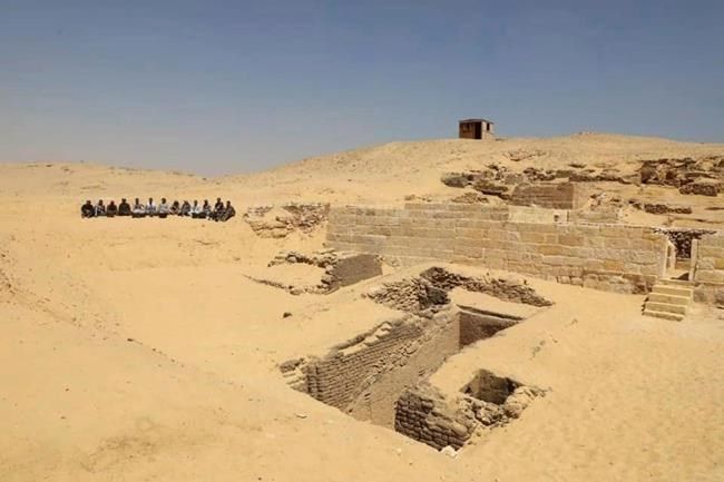 埃及说 在吉萨着名的金字塔中发现了古老的墓地