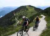 电动自行车在巴伐利亚阿尔卑斯山呜呜作响