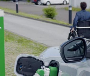福特测试机器人电动汽车充电以帮助残疾司机
